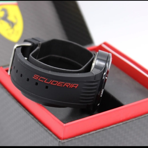BRAND NEW FERRARI WATCH ⌚️ BLACK SILCONE BAND...STUNNING! - Picture 2 of 7
